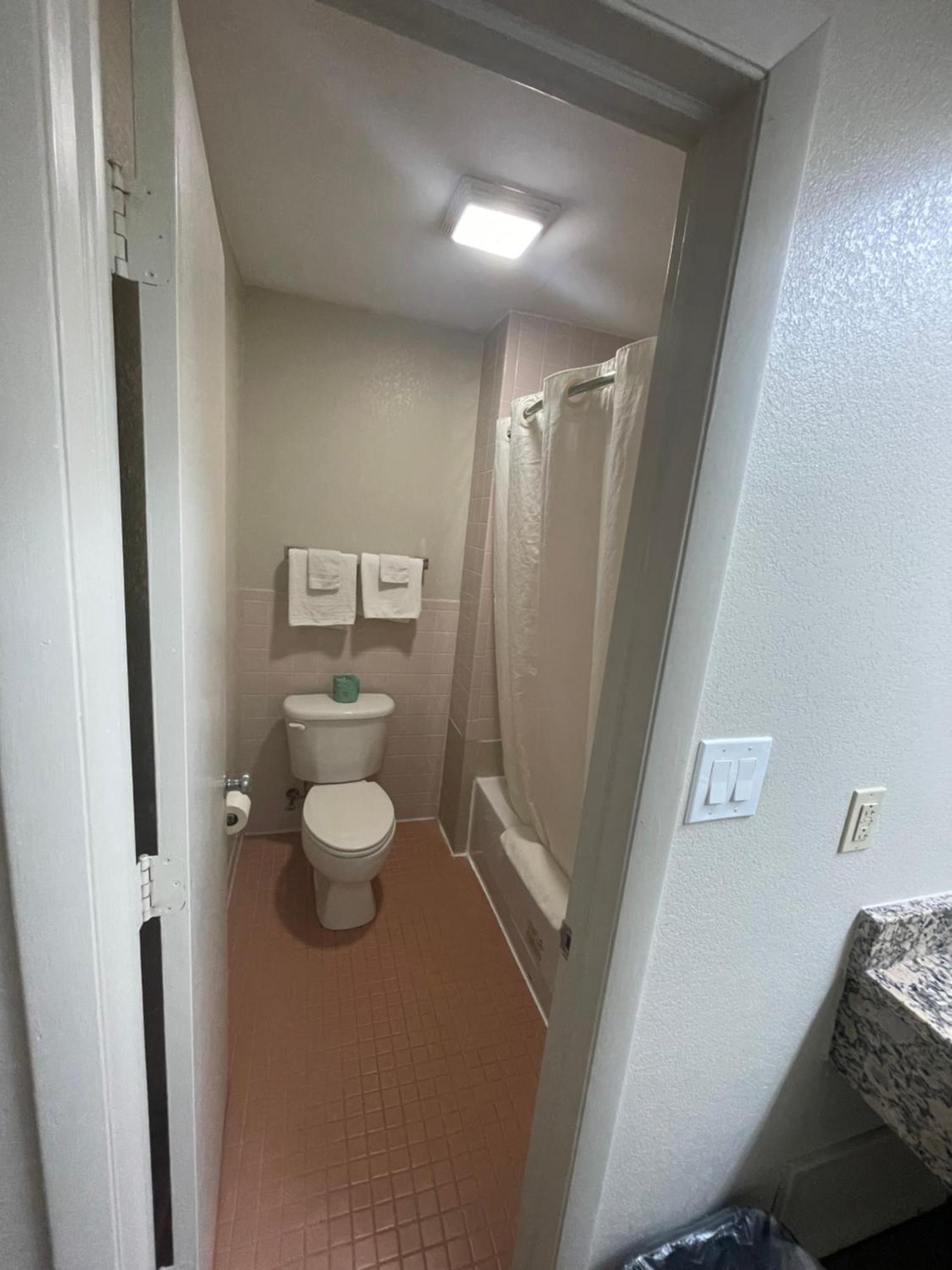 פרדריקסבורג Royal Inn Motel מראה חיצוני תמונה